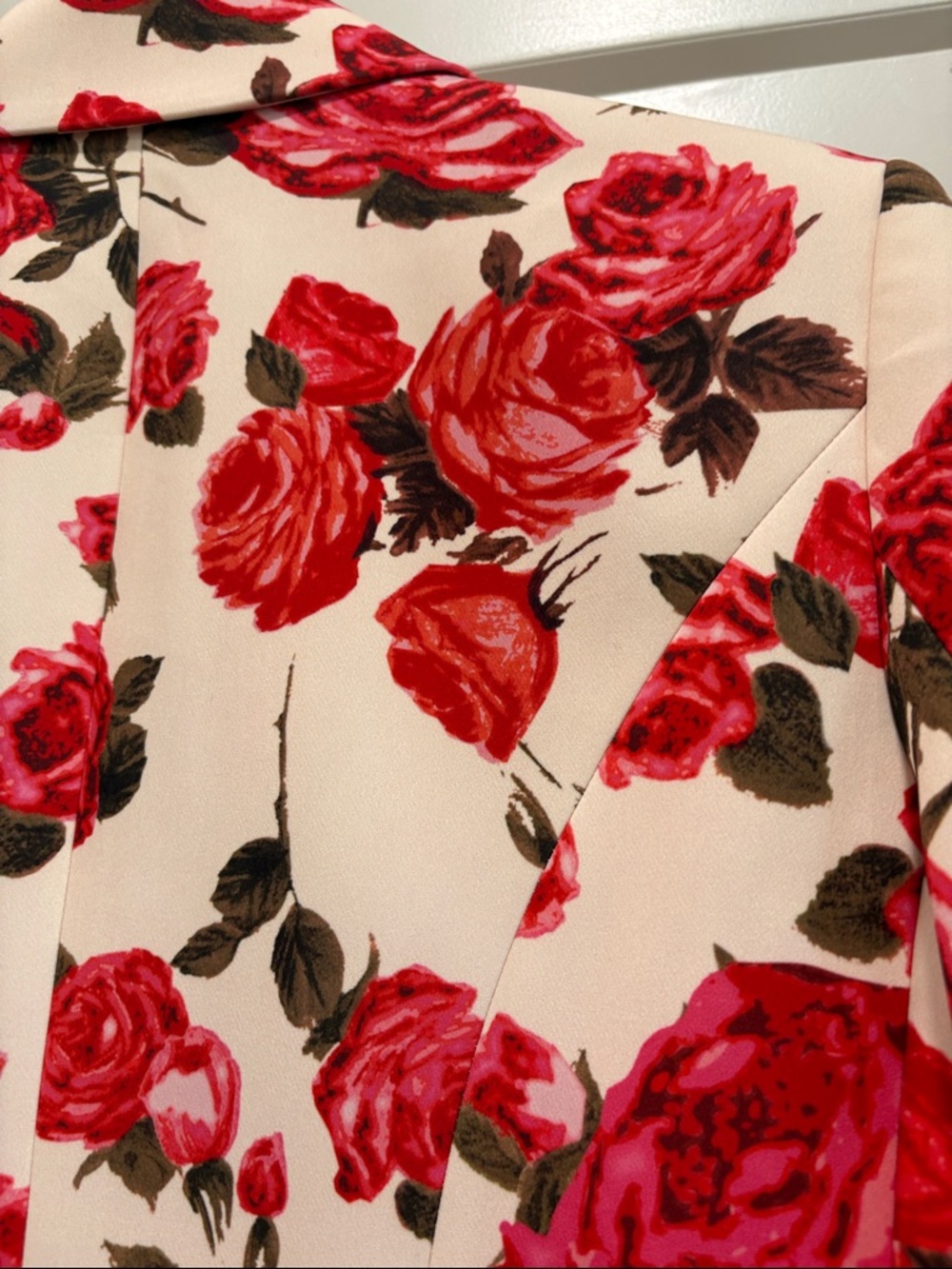 L'AGENCE Cream Blazer with Pink & Red Rose Print—GORGEOUS!! Beautiful Fabric-6 - Picture 9 of 9